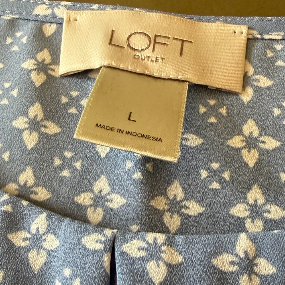 LOFT Light Blue & White Geometric & Floral Design, Sleeveless Blouse, Size L - Picture 5 of 6